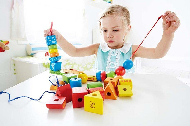 Zabawki Sensoryczne Dla 5 Latka Kształty do nawlekania, klocki dla dzieci Hape | ZABAWKI \ Zabawki