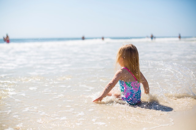 Na wakacje z dzieckiem - akcesoria i zabawki idealne na plażę!