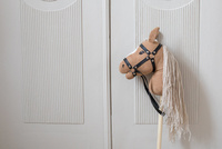 Koń na kiju beżowy i przeszkoda Łąka zestaw do Hobby Horse do zabawy w domu i plenerze Astrup