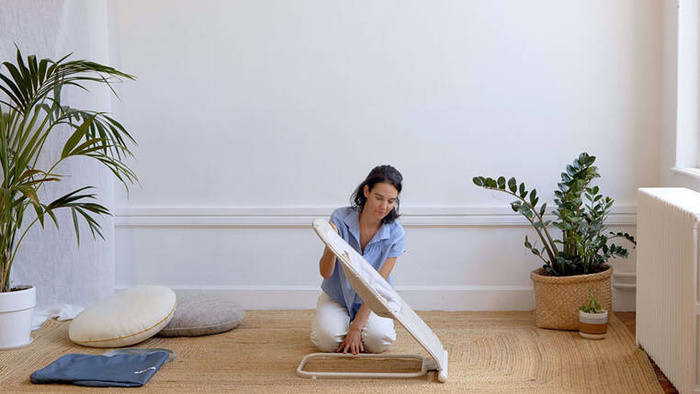 Leżaczek dla niemowlaka składany Eazy Relax Greige Beaba