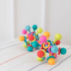 Gryzak dla dzieci grzechotka atom Manhattan Toy