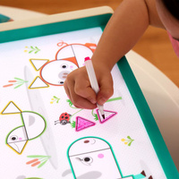 Edukacyjny podświetlany stolik do rysowania dla dziecka 71 elementów Look & Shine B.Toys