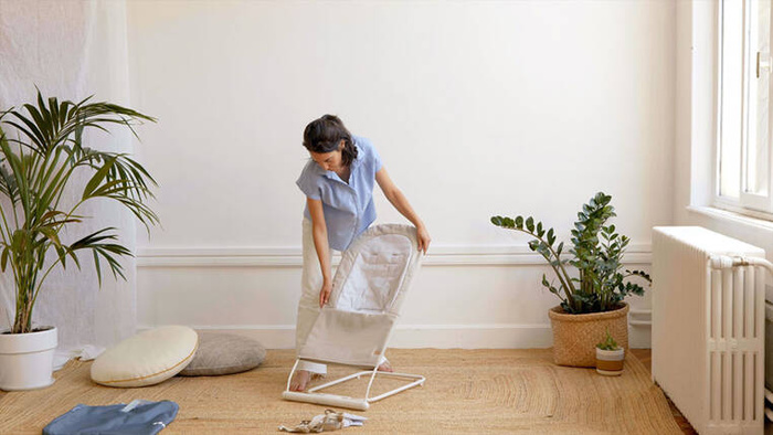 Leżaczek dla niemowlaka składany Eazy Relax Greige Beaba