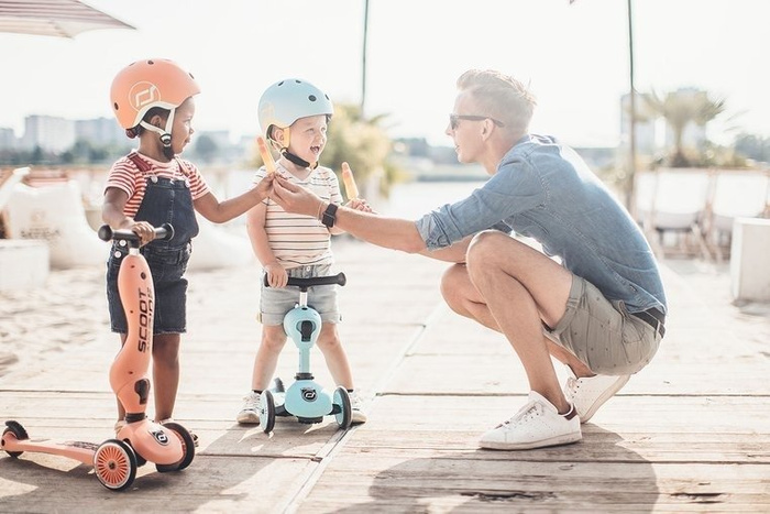 SCOOTANDRIDE Kask + Highwaykick1 2w1 jeździk i hulajnoga Zestaw Peach