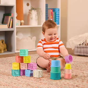 Miękkie kubeczki i klocki sensoryczne 2w1 dla dzieci Stackin’ Squishies B.Toys