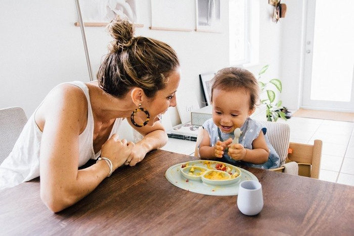 EZPZ Silikonowa łyżeczka Tiny Spoon 2 szt. pastelowa zieleń