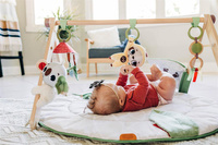 Tiny Love Mata dla niemowląt z drewnianym stojakiem i sensorycznymi zabawkami Boho Chic