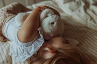 Maskotka obciążeniowa pluszowy króliczek terapeutyczny 1,2 kg Astrup