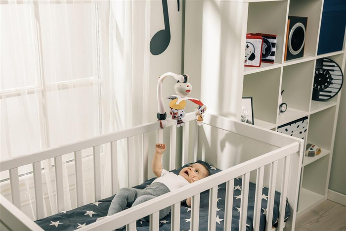 Tiny Love składana Karuzela podróżna Tiny Rockers z sensorycznymi zabawkami dla niemowląt