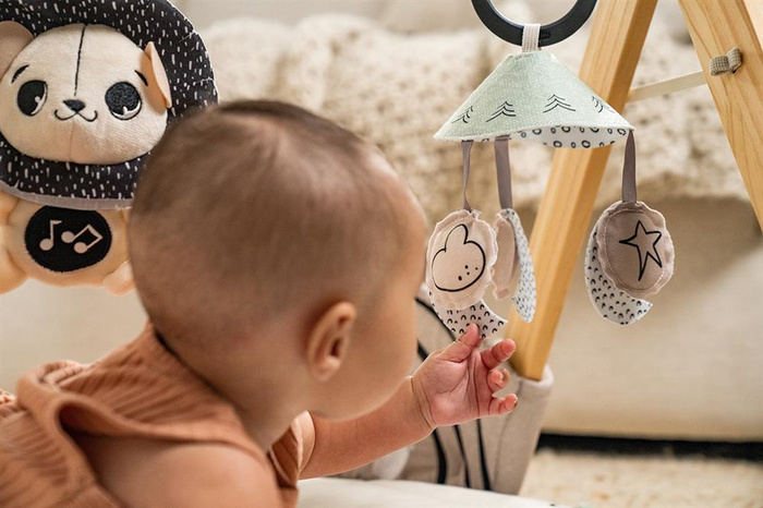 Czarno-biała Mata edukacyjna z drewnianym stojakiem do sensorycznej zabawy Décor Tiny Love