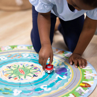 Puzzle podłogowe z torem i autkami Alfabet i cyfry 48 el. Melissa & Doug