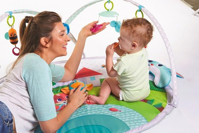 Tiny Love Gimnastyka dla bobasów Mata edukacyjna z gryzakami i zabawkami sensorycznymi Zabawa na łące