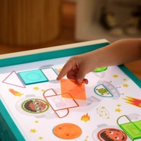 Edukacyjny podświetlany stolik do rysowania dla dziecka 71 elementów Look & Shine B.Toys