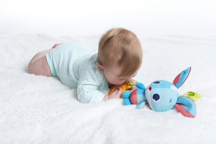Zawieszka Tiny Smarts - wibrujący Króliczek Thomas Tiny Love