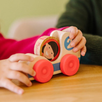 Dwa samochodziki drewniane z krążkami GO Tots Melissa & Doug