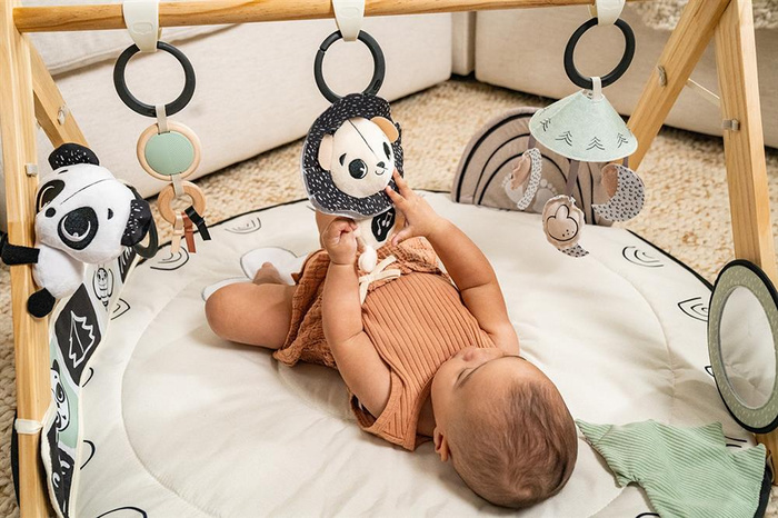 Czarno-biała Mata edukacyjna z drewnianym stojakiem do sensorycznej zabawy Décor Tiny Love