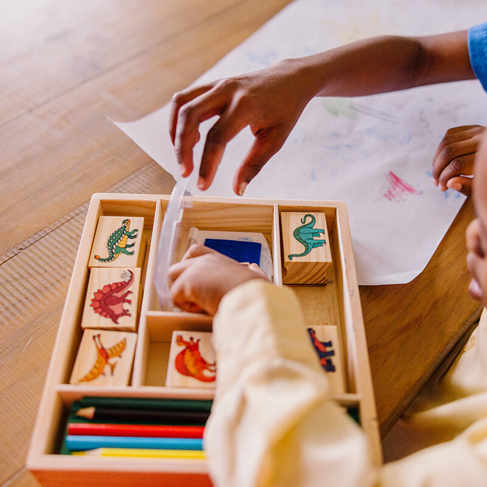 Zestaw pieczątek dla dzieci z kredkami Dinozaury Melissa and Doug