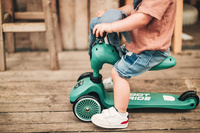 SCOOTANDRIDE Kask + Highwaykick1 2w1 jeździk i hulajnoga Zestaw Forest