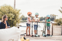 SCOOTANDRIDE Kask + Highwaykick 3 LED hulajnoga składana ze świecącymi kółkami 3+ Zestaw Blueberry