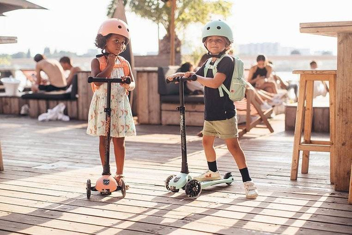 SCOOTANDRIDE Kask + Highwaykick 3 LED hulajnoga składana ze świecącymi kółkami 3+ Zestaw Peach