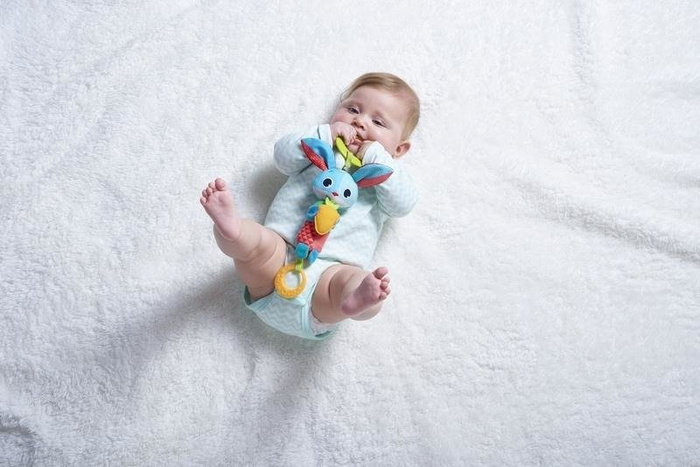 Zawieszka Tiny Smarts dzwoneczek - Króliczek Thomas Tiny Love