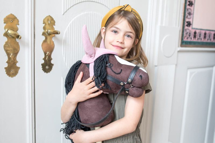 Koń na kiju brązowy i przeszkoda mur Zestaw do Hobby Horse do zabawy w domu i plenerze Astrup