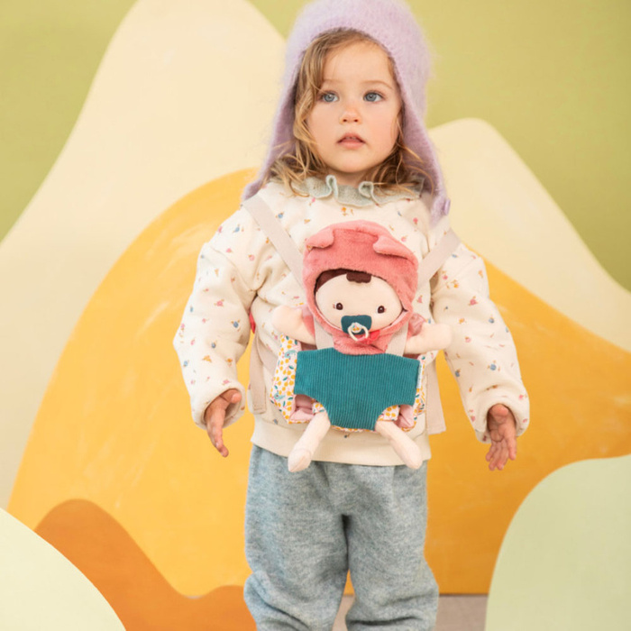 Lalka Jeanne w nosidełku Dzidziuś z akcesoriami 24 cm Lilliputiens