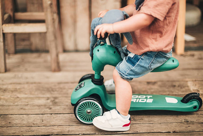 SCOOTANDRIDE Kask + Highwaykick1 2w1 jeździk i hulajnoga Zestaw Forest
