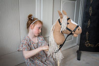 Koń na kiju beżowy i przeszkoda Łąka zestaw do Hobby Horse do zabawy w domu i plenerze Astrup
