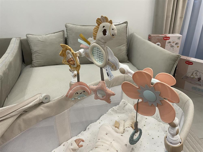 Tiny Love Pałąk z grzechotkami i gryzakami Kraina Jednorożca do zabawy w domu i podróży dla niemowląt