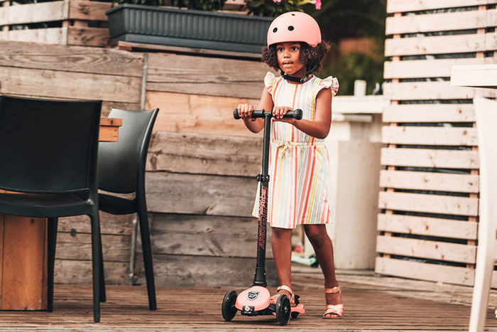 SCOOTANDRIDE Kask + Highwaykick 3 LED hulajnoga składana ze świecącymi kółkami 3+ Zestaw Peach