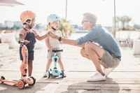 SCOOTANDRIDE Kask + Highwaykick1 2w1 jeździk i hulajnoga Zestaw Peach