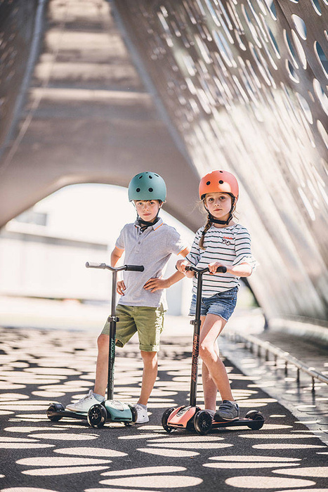 SCOOTANDRIDE Kask + Highwaykick 5 LED Hulajnoga trójkołowa balansowa ze świecącymi kółkami 5+ Zestaw Peach