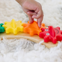 Układanka drewniana z kołami zębatymi Ruchoma gąsienica Melissa & Doug