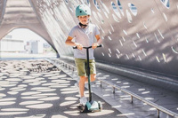 SCOOTANDRIDE Kask + Highwaykick 5 LED Hulajnoga trójkołowa balansowa ze świecącymi kółkami 5+ Zestaw Forest