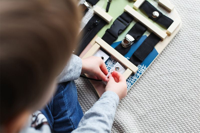 Drewniana tablica manipulacyjna motoryczna czarne wiązanie i sznurowanie Small Foot