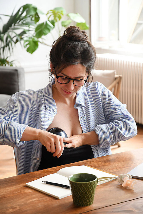 Bezprzewodowy laktator elektryczny muszlowy Hands-Free 180 ml Night Blue Beaba