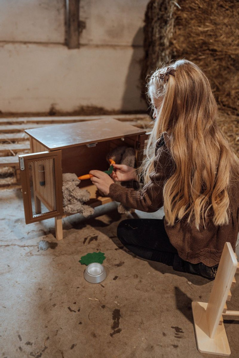 Domek drewniany z akcesoriami dla pluszowych króliczków Astrup