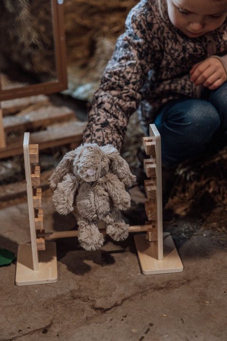 Domek drewniany z akcesoriami dla pluszowych króliczków Astrup