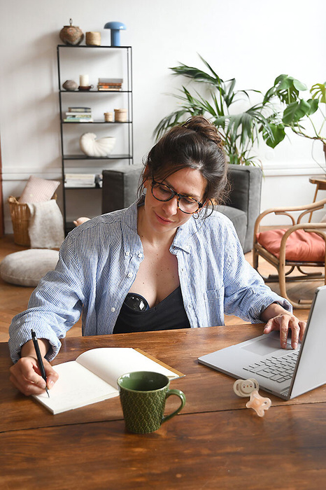 Bezprzewodowy laktator elektryczny muszlowy Hands-Free 180 ml Night Blue Beaba