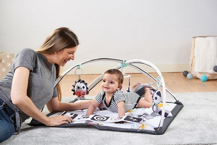 Tiny Love Mata edukacyjna z sensorycznymi zabawkami dla niemowląt Magiczna Kraina czarno-biała