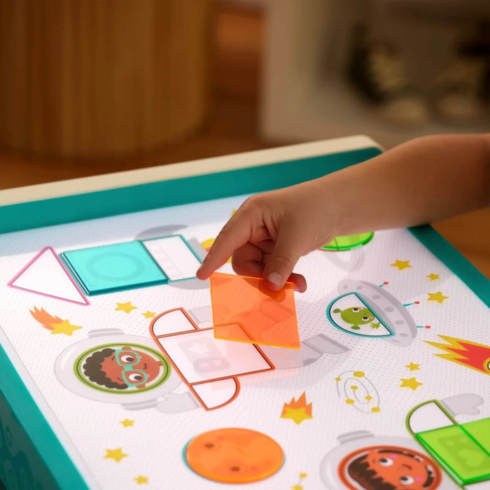 Edukacyjny podświetlany stolik do rysowania dla dziecka 71 elementów Look & Shine B.Toys