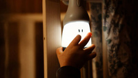 Przenośna lampka nocna LED z latarką Pixie 90h świecenia Pink Beaba