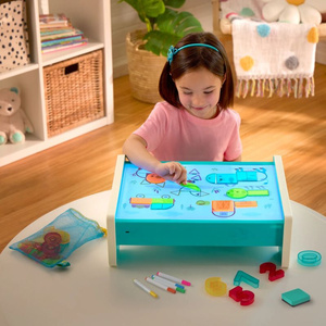 Edukacyjny podświetlany stolik do rysowania dla dziecka 71 elementów Look & Shine B.Toys