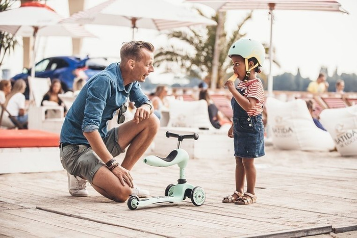 SCOOTANDRIDE Kask + Highwaykick1 2w1 jeździk i hulajnoga Zestaw Kiwi