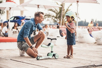 SCOOTANDRIDE Kask + Highwaykick1 2w1 jeździk i hulajnoga Zestaw Kiwi