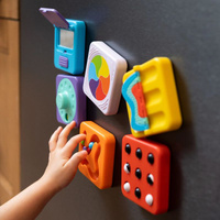 Trzy sensoryczne kwadraty PlayTab Zestaw 4 z kołem zębatym Fat Brain Toy