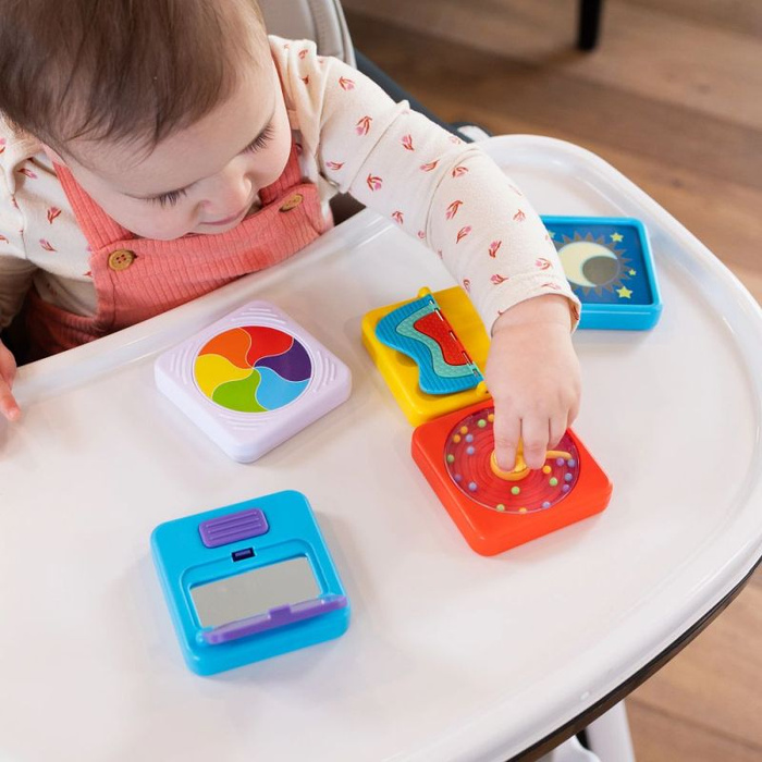 Trzy sensoryczne kwadraty PlayTab Zestaw 4 z kołem zębatym Fat Brain Toy
