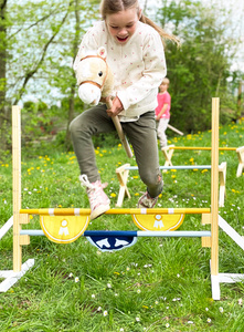 Drewniane przeszkody do jazdy konnej hobby horse z chorągiewkami Small Foot 