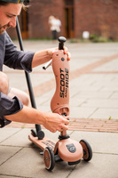 SCOOTANDRIDE Highwaykick 1 Push and Go 2w1 Jeździk i hulajnoga z rączką do prowadzenia 1-5 lat SCOOTANDRIDE Highwaykick 1 Push and Go 2w1 Jeździk i hulajnoga z rączką do prowadzenia 1-5 lat Mocha